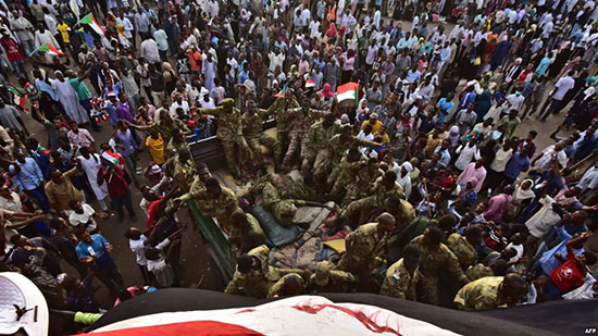 متظاهرون سودانيون قرب القيادة العامة للقوات المسلحة في الخرطوم