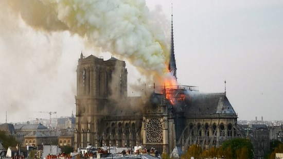 حريق هائل في كاتدرائية نوتردام التاريخية في باريس
