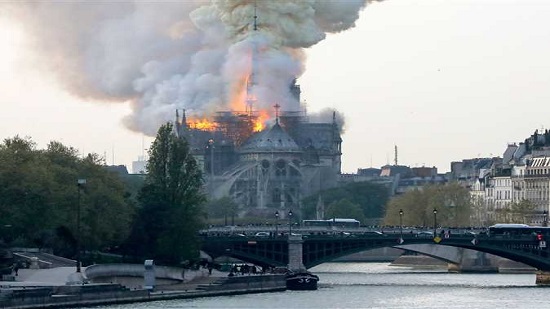 ترامب يقترح خطة للتعامل مع حريق كاتدرائية نوتردام
