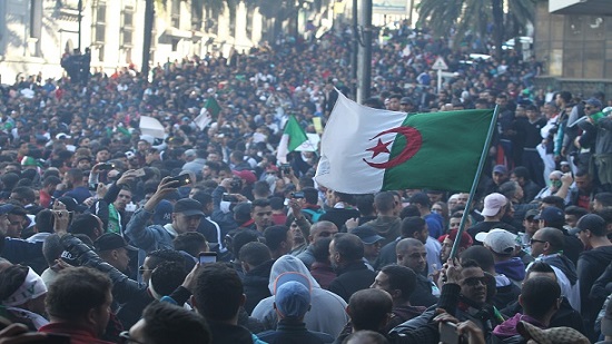 الحكومة الجزائرية: لا تعليمات لقوات الأمن بقمع المسيرات الشعبية
