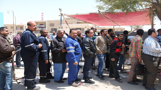 عمال السخنة يتصدرون المشهد الانتخابي امام مدرسة صلاح نسيم بالسويس