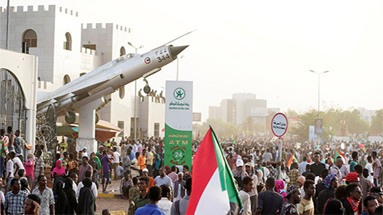  رئيس المجلس العسكري السوداني: لا أقود انقلابًا ومستعد للتنحي فورًا 