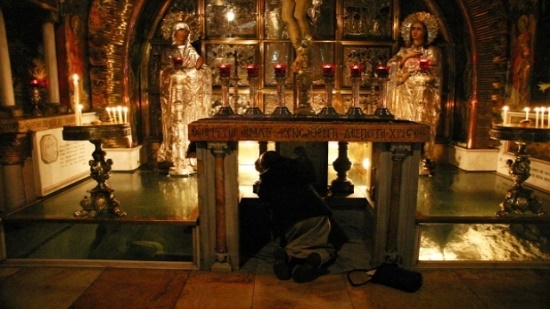 بالصور اسقف السويس يترأس قداس عيد القيامة المجيد  
