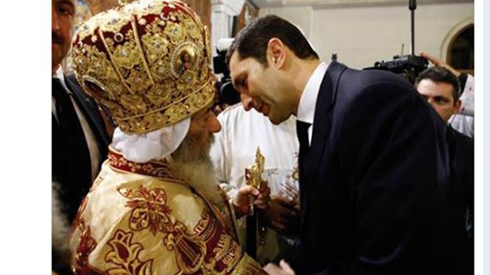 علاء مبارك ينشر صورة مع البابا شنودة احتفالا بعيد القيامة