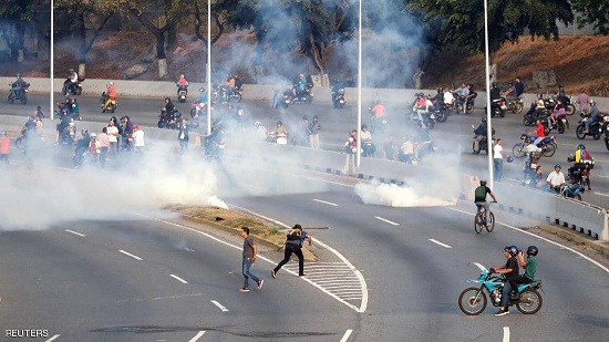حرب شوارع بعاصمة فنزويلا.. وأنصار مادورو يتحركون ضد الانقلاب
