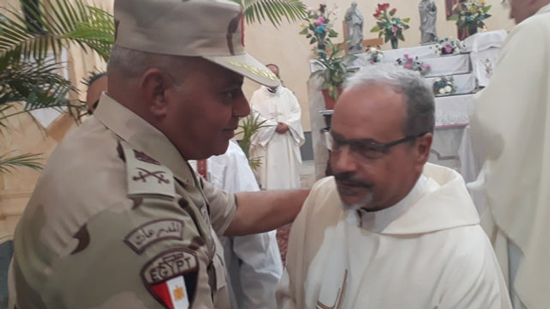  بالصور..  قائد الجيش الثالث يقدم واجب العزاء في راعى الكنيسة اللاتينية