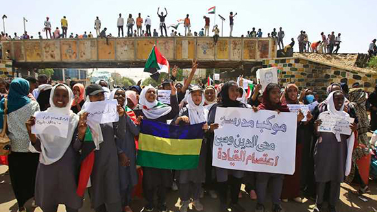 المتظاهرون يزيلون المتاريس في الخرطوم ويطالبون الجيش باستئناف التفاوض