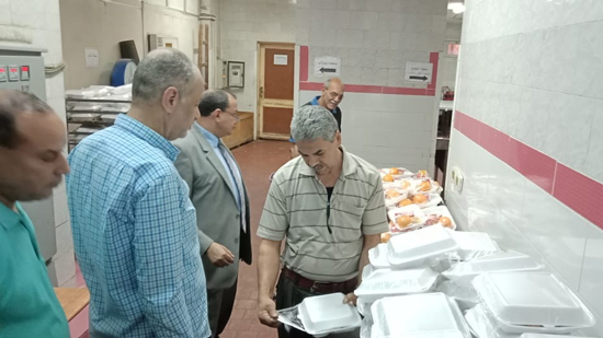  رئيس جامعة بني سويف يتابع توزيع وجبات الإفطار علي المرضي 