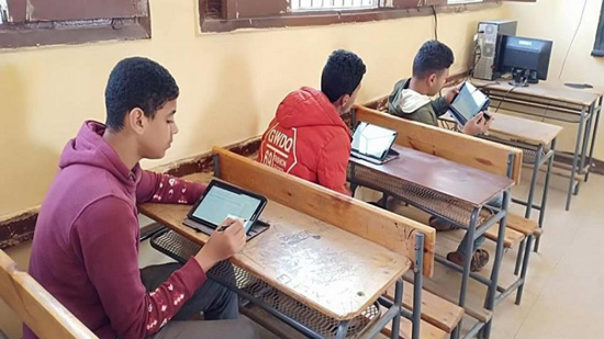 طلاب أولى ثانوى يؤدون امتحان اللغة الثانية إلكترونيا