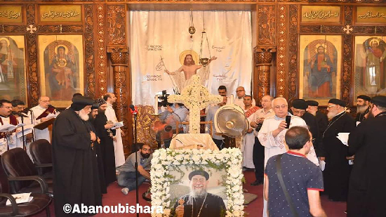  كنيسة الاسكندرية تودع القمص صرابامون عطية و البابا تواضروس يقدم رسالة تعزية من لندن 
