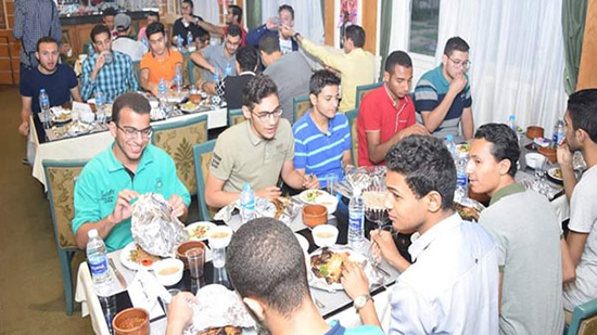  شاهد.. طلاب أقباط ينظمون إفطار رمضان بجامعة سوهاج