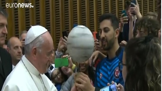  بالفيديو .. مهارة البابا فرنسيس في تدوير كرة القدم 
