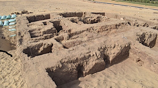 مصر تعلن اكتشاف أثري جديد مجمع سكني من العصر البطلمي بتونا الجبل