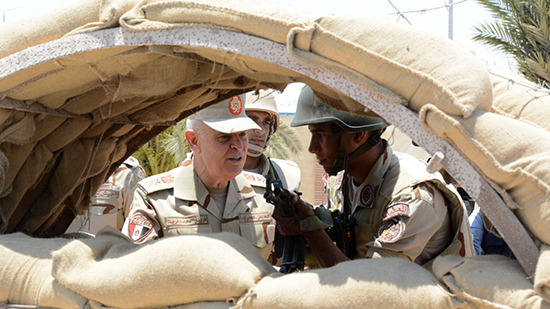 رئيس أركان الجيش المصري يأمر الجنود بالاستعداد لـ