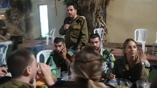 شاهد مادبة إفطار لجنود وقادة الجيش الإسرائيلي