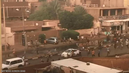 متظاهرون سودانيون في الشوارع بعد محاولة فض الاعتصا