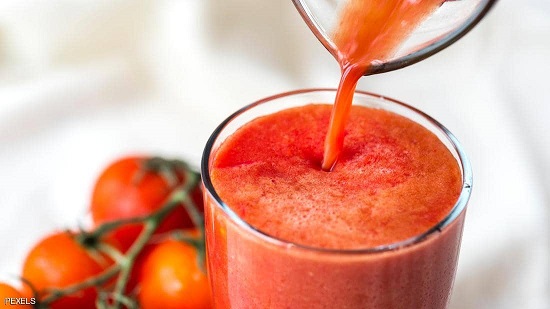 عصير الطماطم قد يساعد في الوقاية من أمراض القلب.
