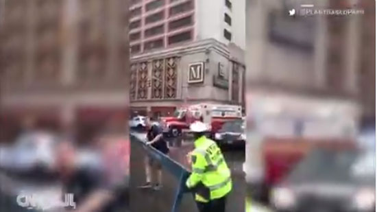 بالفيديو.. المشاهد الأولى لتحطم طائرة على سطح مبنى بنيويورك