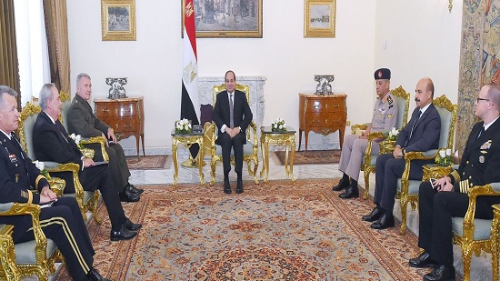 السيسي يعرض على قائد القيادة المركزية الأمريكية جهود مصر في مكافحة الإرهاب
