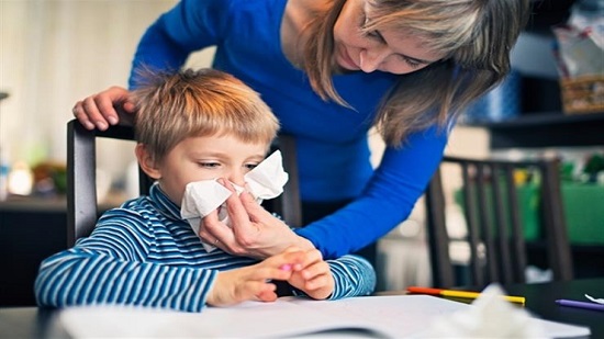 للأمهات.. 7 نصائح لوقاية طفلِك من نزلات الإنفلونزا في الصيف