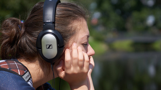 مخاطر الاستماع إلى الموسيقى بالسماعات