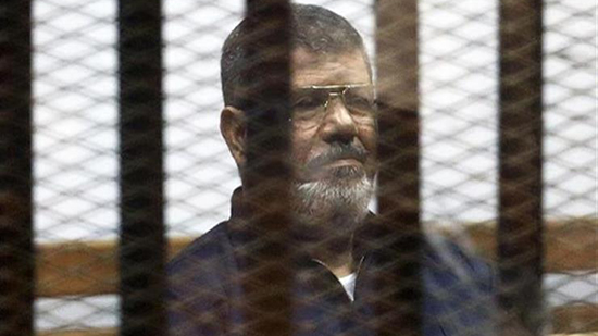 عاجل| تفاصيل الدقائق الأخيرة قبل وفاة محمد مرسي أثناء محاكمته