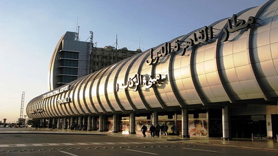 جمارك مطار القاهرة تحبط محاولة تهريب كمية من أدوات التجميل
