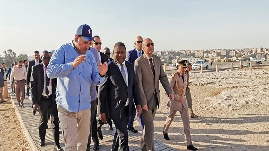  رئيس دولة موزمبيق يزور الأهرامات
