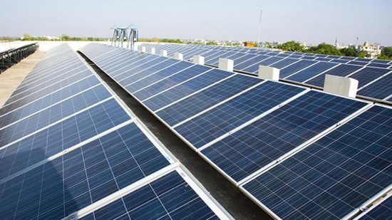 مصر الأكثر فرصًا للاستثمار بمجال الطاقة الشمسية بمعدل سطوع 11 ساعة يوميًا