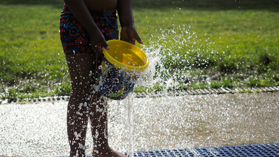 طفل في فرنسا يلعب بالماء
