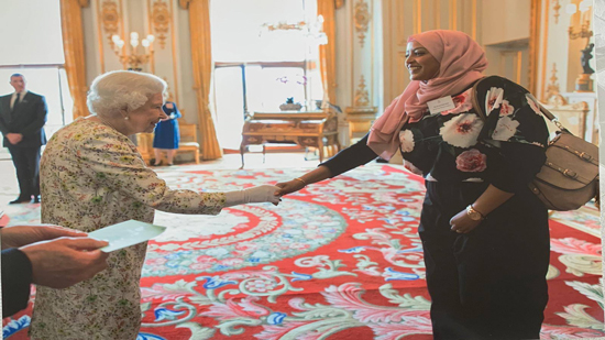  وزيرة الهجرة تهنيء مصرية من النوبة كرمتها الملكة إليزابيث لأعمالها الخيرية