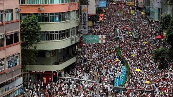 هونغ كونغ: متظاهرون يحاولون اقتحام البرلمان