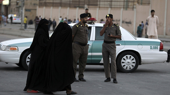صحيفة أمريكية: السعودية بصدد تعديل نظام الوصاية لمنح المرأة حرية السفر