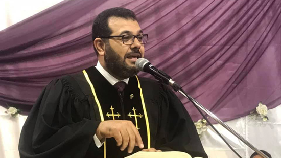  رئيس الإنجيلية بالشرابية لتنصيب قس جديد للكنيسة ويكرم راعيها السابق