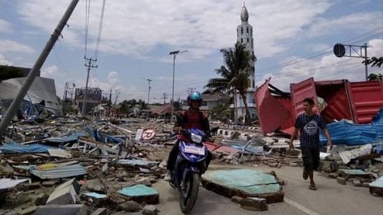  فزع في اندونيسيا بعد الزلزال المدمر 
