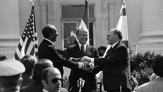 توقيع اتفاقية السلام بين مصر وإسرائيل في «كامب ديفيد» 