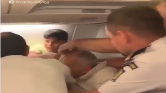 شاهد .. راكب مصري يتعرض للضرب والاعتداء داخل طائرة 