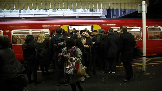 شرطة لندن تبحث عن شخصين بعد هجوم بالغاز داخل قطار في مترو الأنفاق (صور)