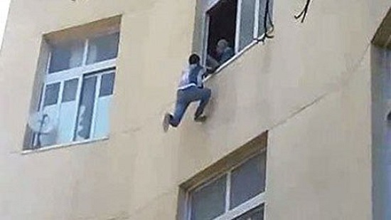 شاب أفريقي يقفز من شرفة شقته خوفا من تعدي 3 أشخاص عليه في البساتين
