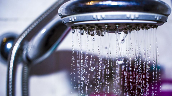 8 أخطاء شائعة نفعلها باستمرار خلال الاستحمام تضر بالبشرة