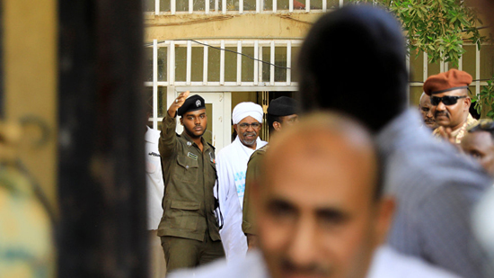 السودان يعلن تأجيل محاكمة البشير لدواع أمنية