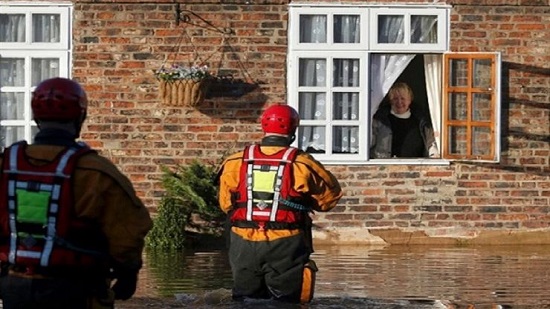 إجلاء الآلاف من منازلهم تحسبا لانهيار سد شمالي انجلترا
