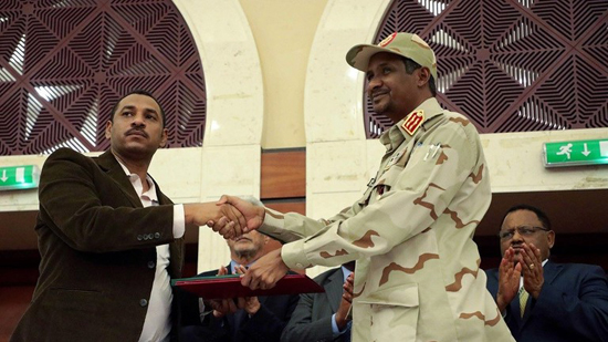 اتفاق بين المجلس العسكري وقوى الحرية والتغيير على الوثيقة الدستورية في السودان (الصورة من الأرشيف)