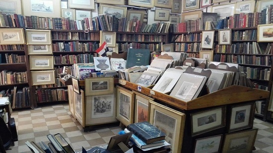  الثقافة تقتني عشرات الكتب والمخطوطات واللوحات تعود للقرن الـ19 من مكتبة الراحل حسن كامي
