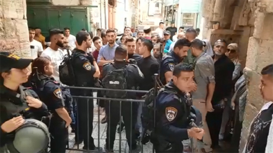 الشرطة الإسرائيلية تطوق المسجد الأقصى
