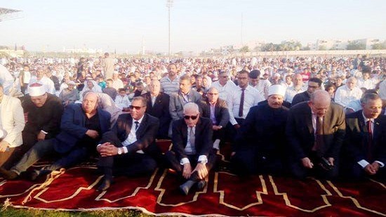  محافظ جنوب سيناء يؤدى صلاة عيد الأضحى وسط الآلاف من أهالي طور سيناء
