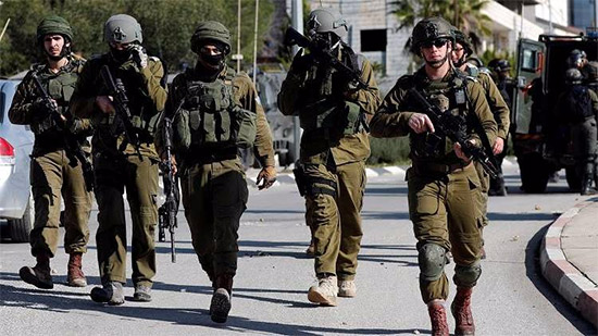الجيش الإسرائيلي يعلن رصد مشتبه فيه ألقى حجارة وسكاكين باتجاه موقع عسكري
