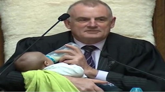 شاهد.. رئيس برلمان نيوزلندا يرضع طفلا داخل أحدى الجلسات
