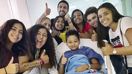  «محمود» مع عدد من أصدقائه داخل المستشفى