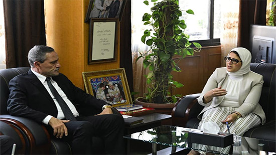 وزيرة الصحة تجتمع مع محافظ الإسماعيلية خلال تفقد منظومة التأمين الصحي الجديد